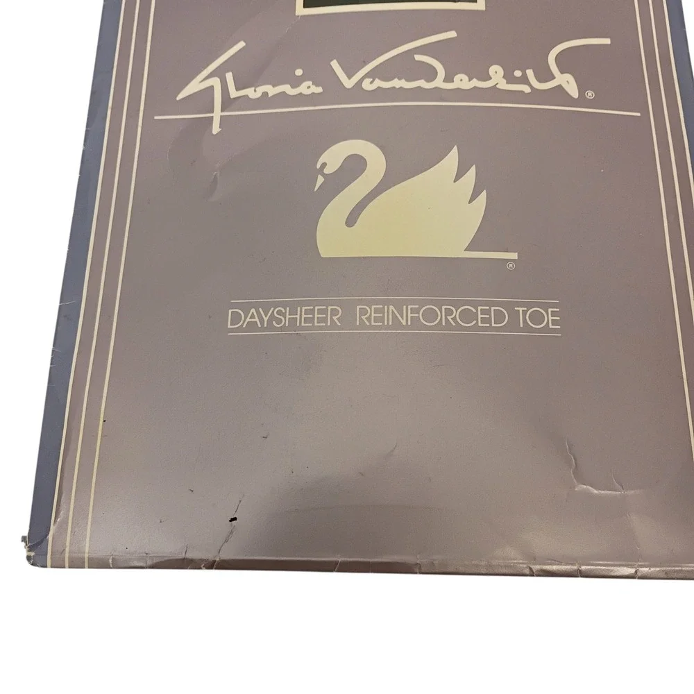 Gloria Vanderbilt Daysheer Pantyhose Black Size C Reinforced‎ Toe Sheer Leg NEW